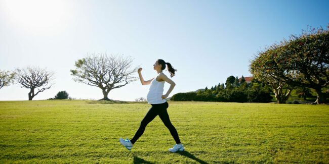 孕婦可執行中低強度的快走、腳踏車、游泳，也可以做重量訓練